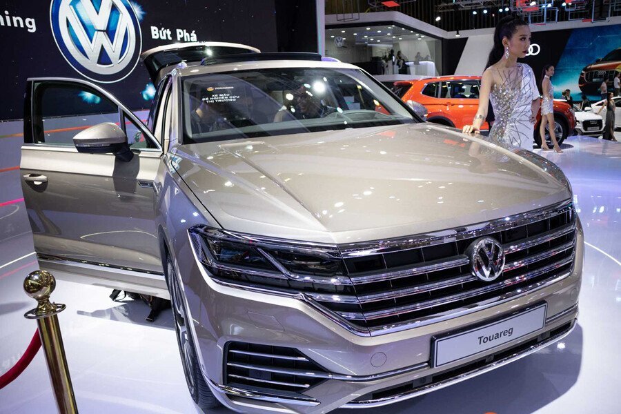 Volkswagen Touareg 2.6L - Hình 1