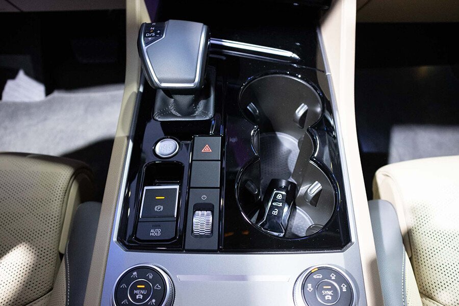 Volkswagen Touareg 2.6L - Hình 16