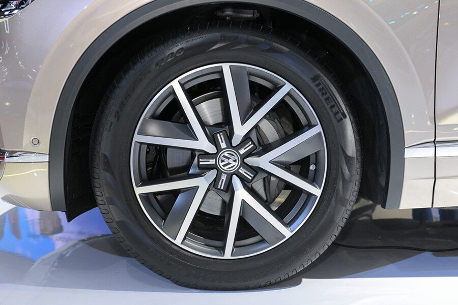 Volkswagen Touareg 2.6L - Hình 4